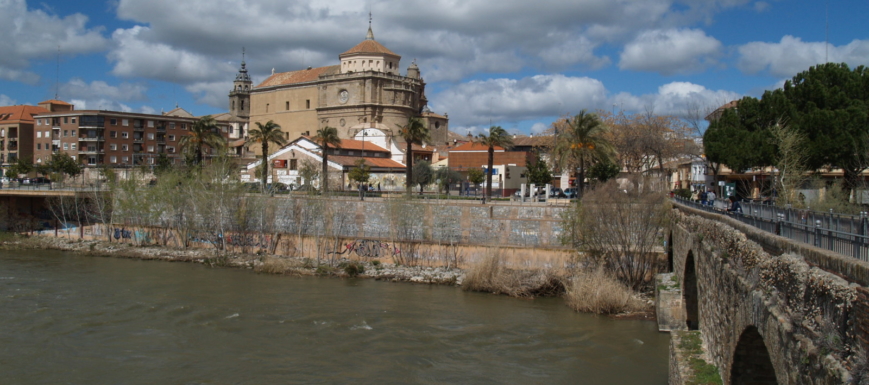 Vista desde el Tajo del conjunto de San Prudencio, con el convento de Santa Catalina