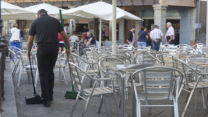 trabajo, calle, terraza, bar, gente trabajando, salarios castellano-manchegos