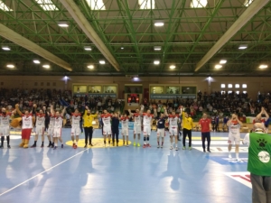 Los jugadores del CB Nava festejan su victoria contra el Bm Alarcos.