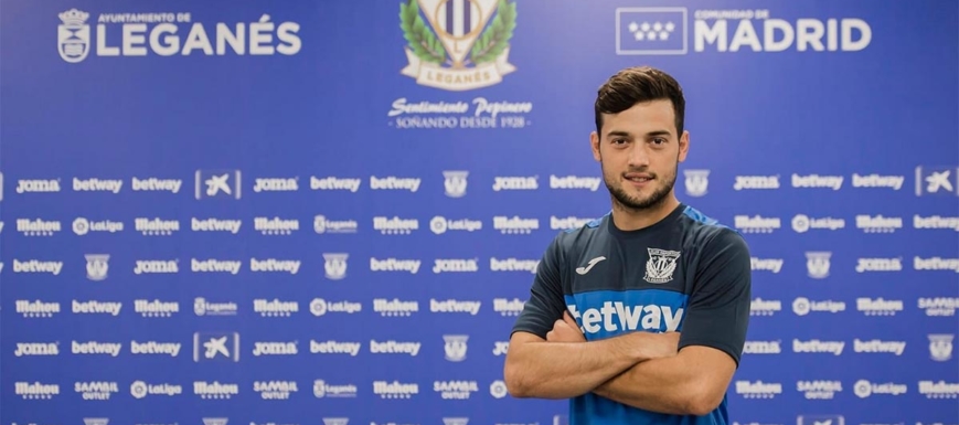 Arnaiz posa orgullosoamente tras firmar por el Leganés