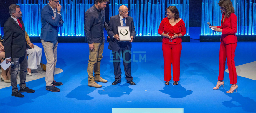 Cipriano González, en el momento de recoger uno de los premios Excelente 2019 otorgado por ENCLM.