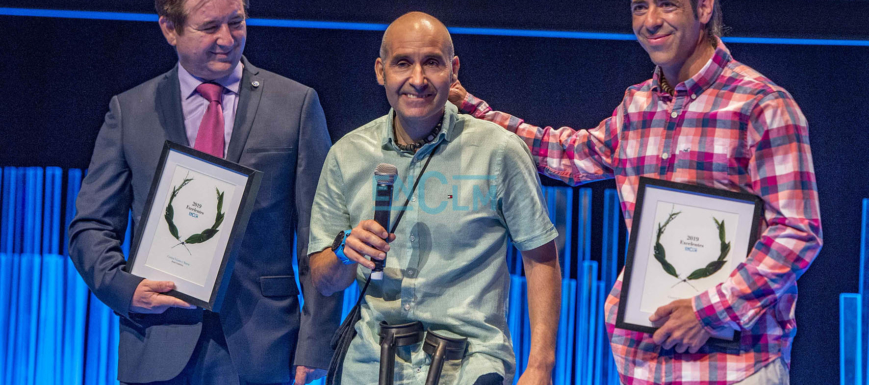 Pedro Cifuentes (derecha) y Jesús Gutiérrez Rey, durante la Gala de los II Premios Excelentes" de encastillalamancha.es