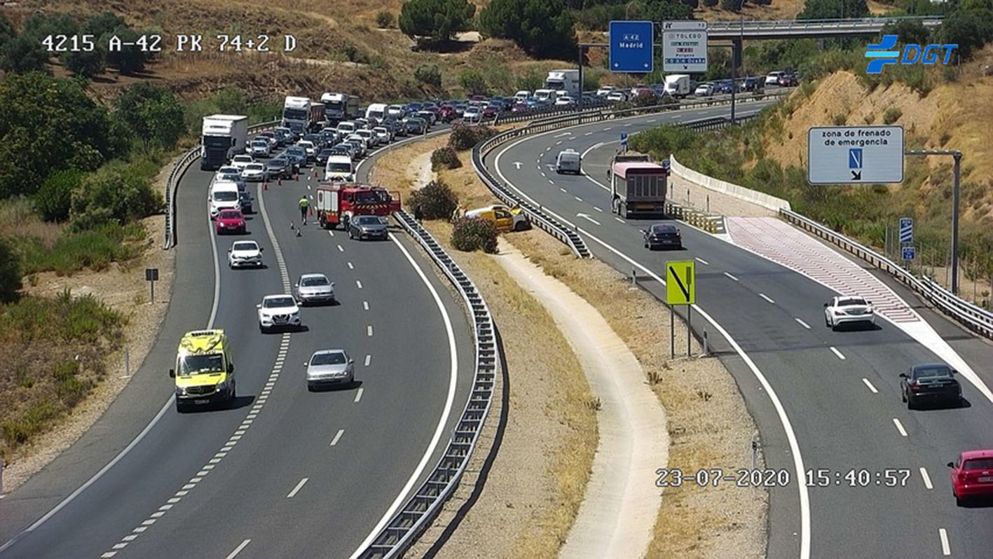 Imagen del coche que se ha salido de la vía y ha chocado contra la mediana en la A-42.