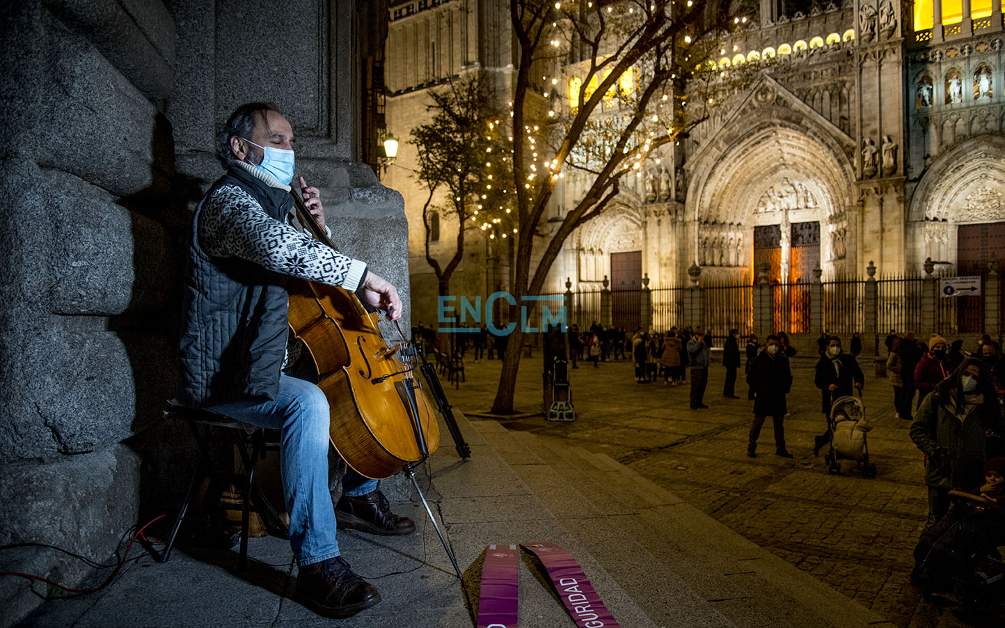 Chiki Serrano, en las escaleras del Palacio Arzobispal, frente a la Catedral, en la Plaza del Ayuntamiento de Toledo. Ahí es donde deleita a todos con su chelo y sus manos…