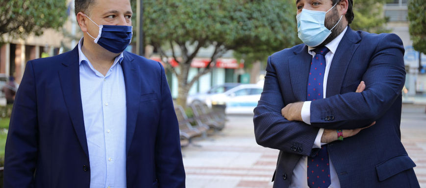 Paco Núñez, a la derecha, junto a Manuel Serrano, presidente del PP en la provincia de Albacete.