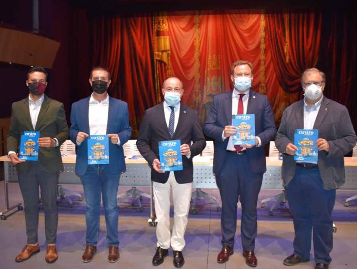 Foto de familia de la presentación de la revista "Feria Cultural"