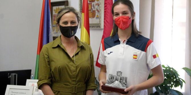 La alcaldesa de Seseña, Silvia Fernández, recibió en el Ayuntamiento a Nicole Wiggins a su regreso de los Juegos Olímpicos de Tokio.