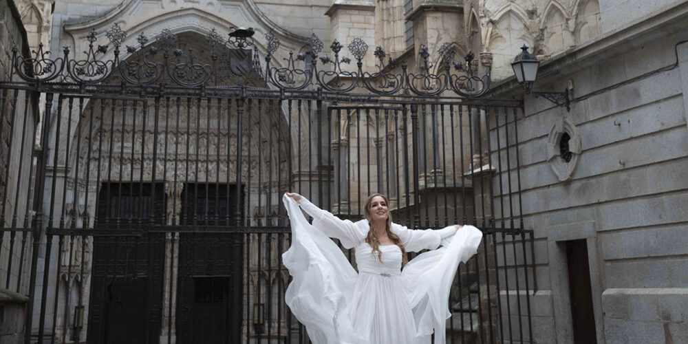 María Toledo graba un vídeo de su última canción en la Catedral de Toledo