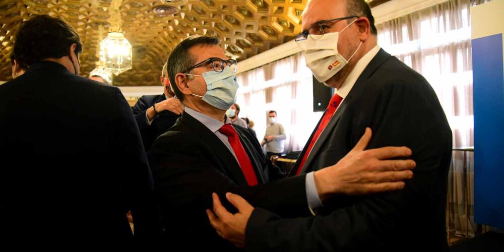 José Luis Martínez Guijarro, vicepresidente de CLM, junto a Carlos Ángel Devia, subdelegado del Gobierno en Toledo. Foto: Rebeca Arango.