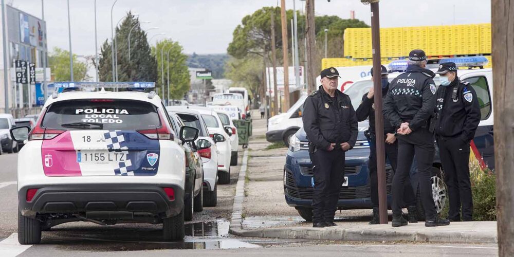 Policías locales y nacionales vigilando la zona donde se concentraron los transportistas de Toledo. Foto: Rebeca Arango.