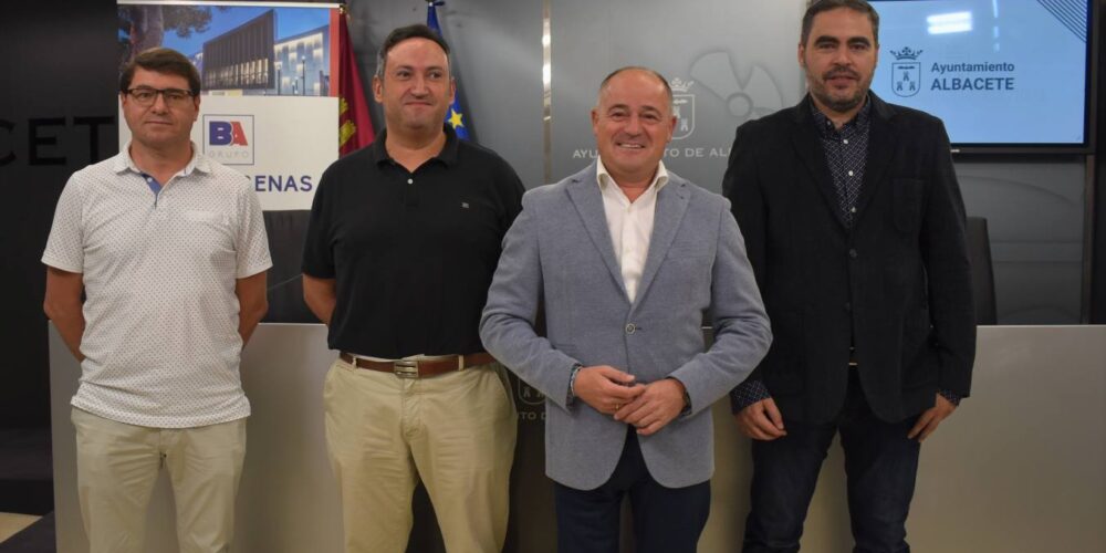 Pedro Torres, expresidente del Albacete Basket, en una imagen de archivo junto con Emilio Sáez y representantes de Bueno Arenas.