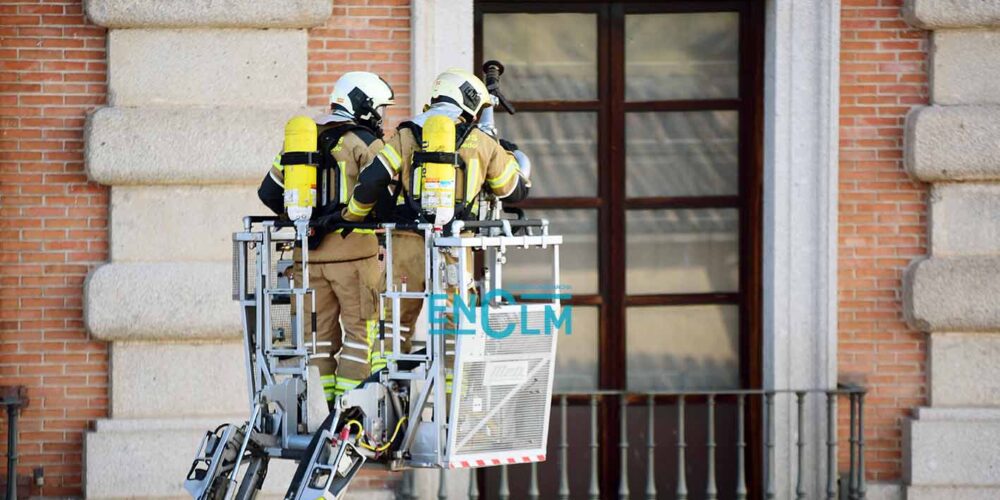 Bomberos de Toledo, en la fachada del Alcázar de la capital regional. Foto: Rebeca Arango.