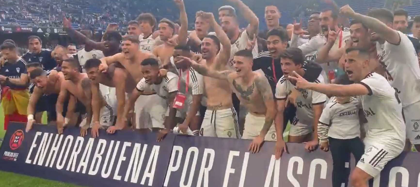 Los jugadores del Albacete Balompié celebran el histórico ascenso en Riazor.