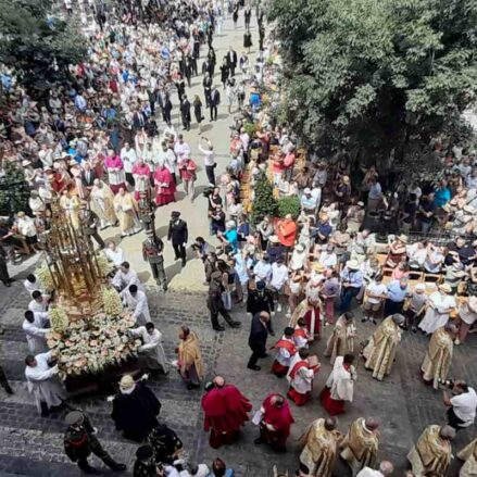 Procesión del Corpus Christi de Toledo a su paso por la Plaza de Zocodover.