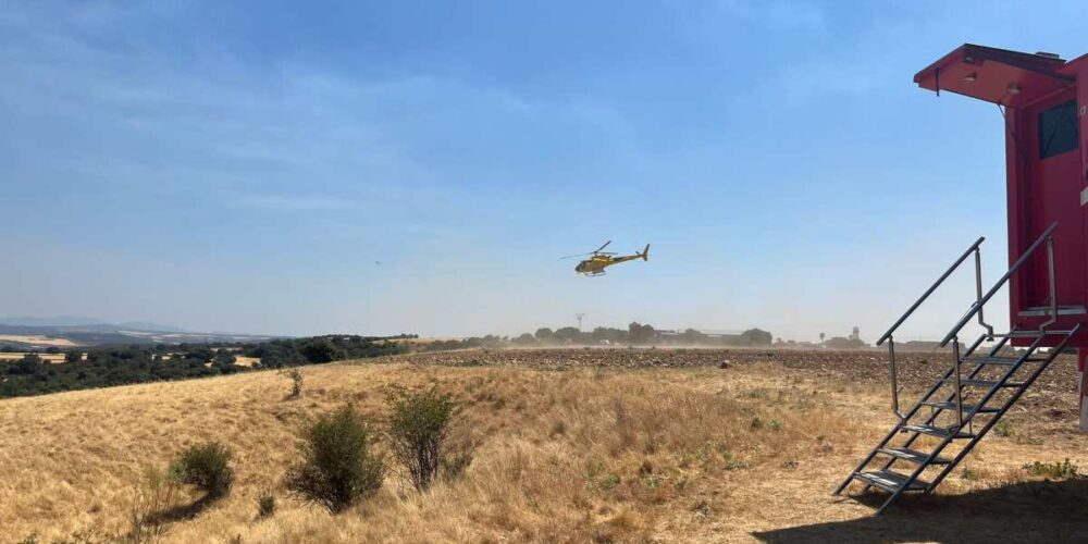 Medios aéreos trabajando en la extinción del Incendio Forestal de Valdepeñas de la Sierra