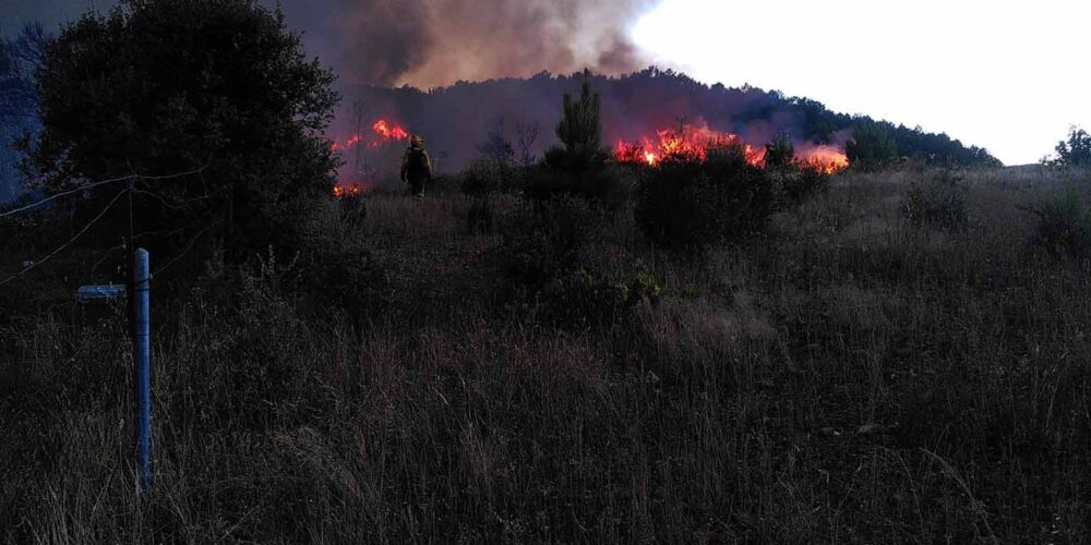 Incendio de Sevilleja en la noche del viernes. Foto: Brif La Iglesuela.