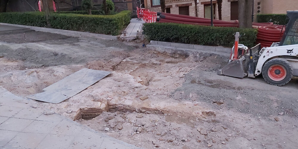 En la imagen, parte del muro que ha aparecido en las obras de reparación de la calle Reyes Católicos, en Toledo, junto a la Puerta del Cambrón.