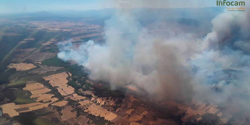 Imagen del incendio en Valdepeñas de la Sierra facilitada por Plan Infocam.