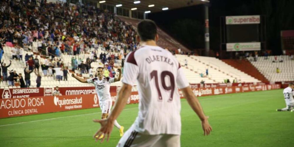 Olaetxea celebra el tanto de la victoria que consiguió en el minuto 95.