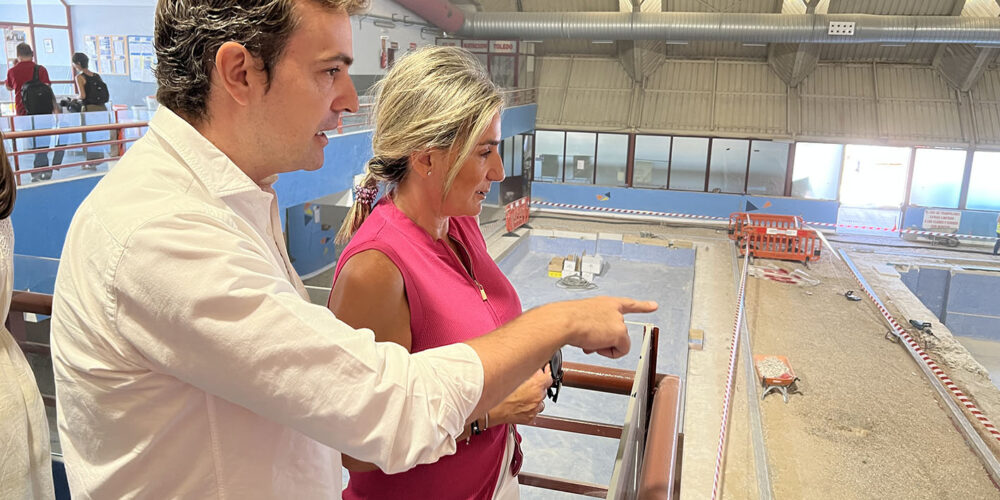 Milagros Tolón, junto al concejal de Deportes, Pablo García, en la piscina cubierta del Salto del Caballo.