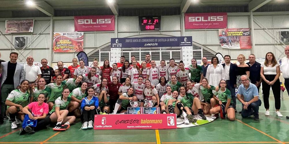 Foto de familia tras la final del Trofeo de la Junta entre el Soliss BM Pozuelo y el BM Bolaños.