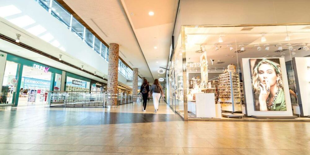 Interior del centro comercial Luz del Tajo, en Toledo.