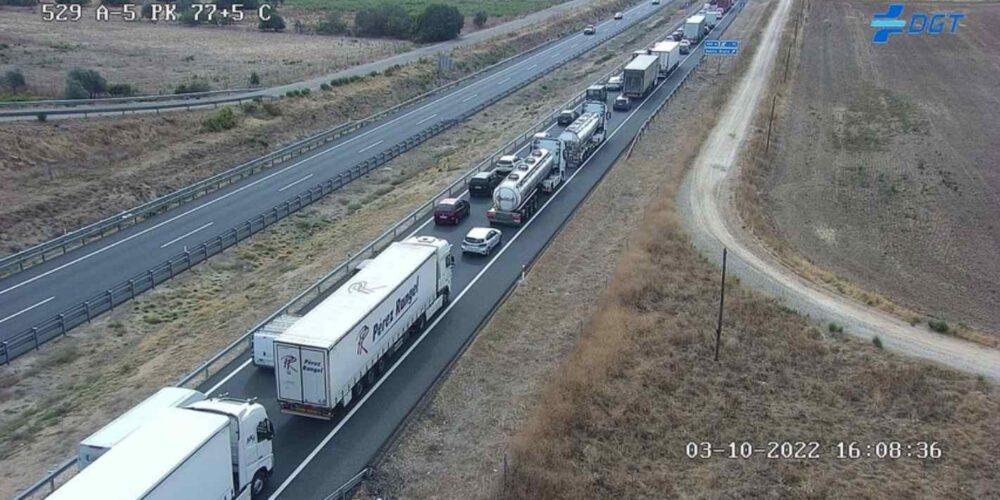 Retención en la A-5 por el accidente del camión cisterna.