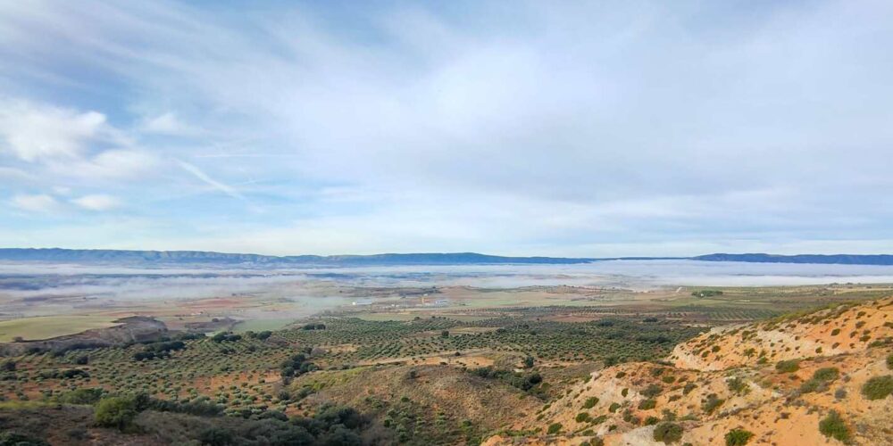 Cielo nuboso y brumas sobre el embalse de Buendía, en la provincia de Cuenca.