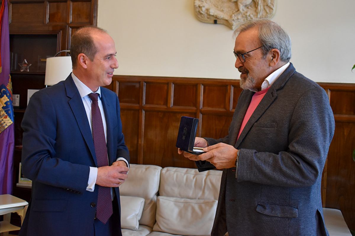 Alberto Rojo, alcalde de Guadalajara, recibe a José Cernicharo, Premio Nacional de Investigación "Blas Cabrera"