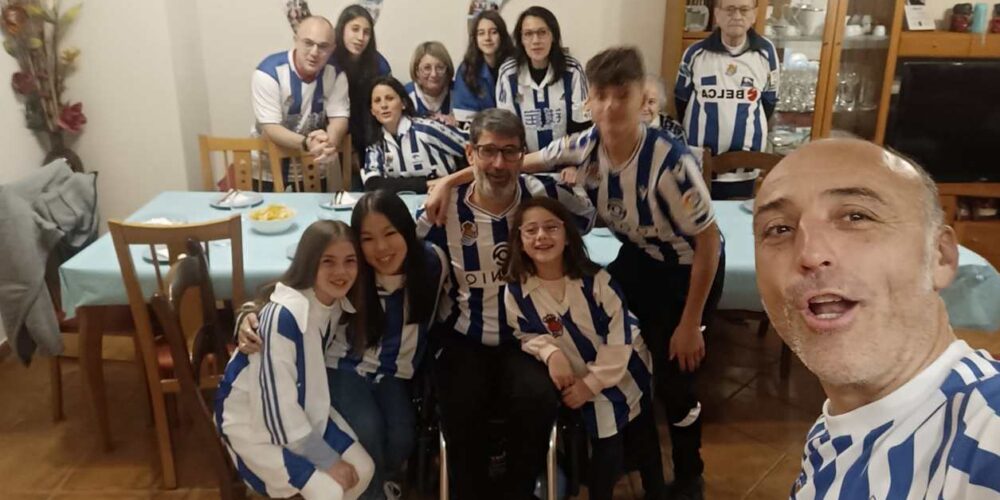 Aunque no lo parezca, solo él es del equipo donostiarra en la familia.