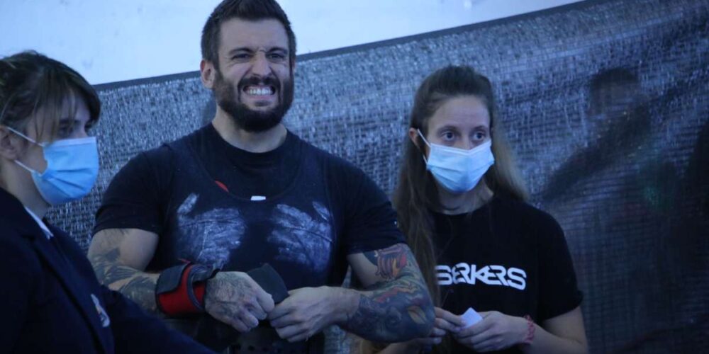 En la foto, Óscar Sánchez con su entrenadora Paula Pacheco en la pasada Copa de España de 2021, que se celebró en Carranque.