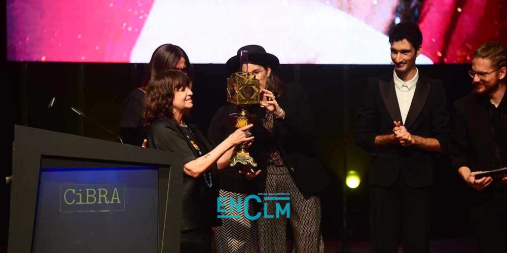 Rosa Montero, recibiendo el premio "Alice Guy" en la clausura del Festival "Cibra".