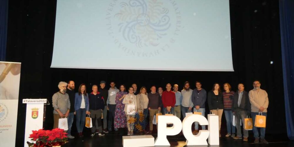 Foto de familia en la presentación de la marca de calidad de la cerámica talaverana.