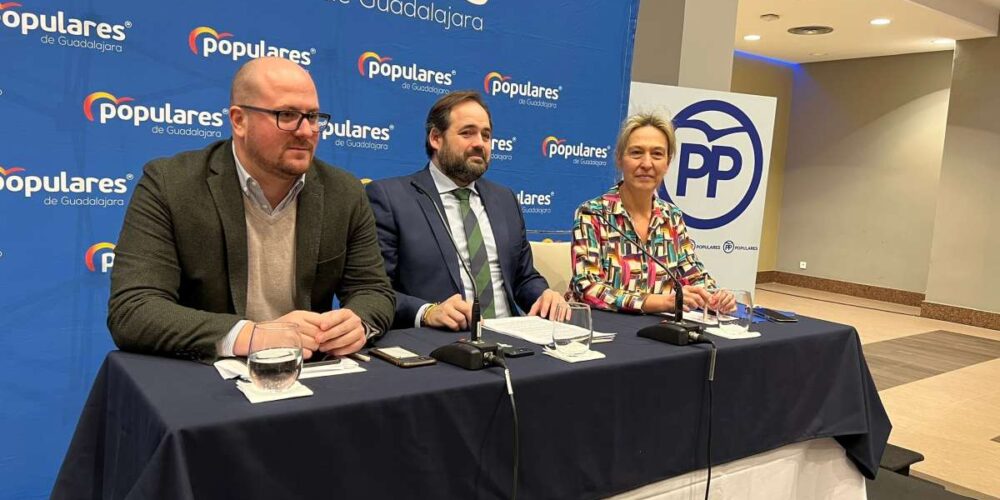 Paco Núñez, presidente del PP-CLM, presenta en Guadalajara la candidatura de Ana Guarinos junto al presidente del PP de Guadalajara, Lucas Castillo.