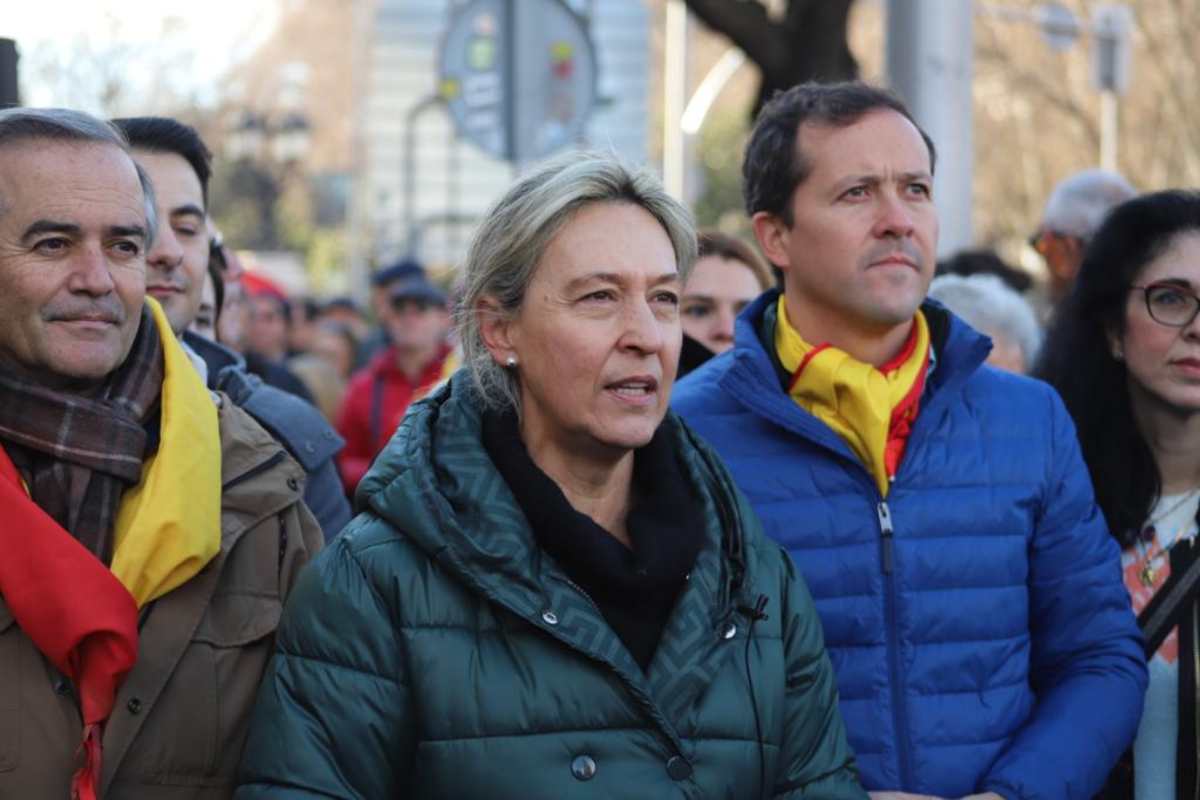 Ana Guarinos, entre los candidatos del PP a la Alcaldía de Toledo, Carlos Velázquez (a su izquierda), y Talavera, José Julián Gregorio.