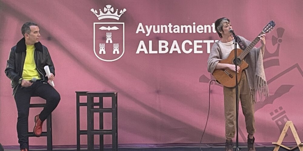 Karmento presenta en Albacete "Quiero y duelo", la canción con la que concursará en el Benidorm Fest 2023.