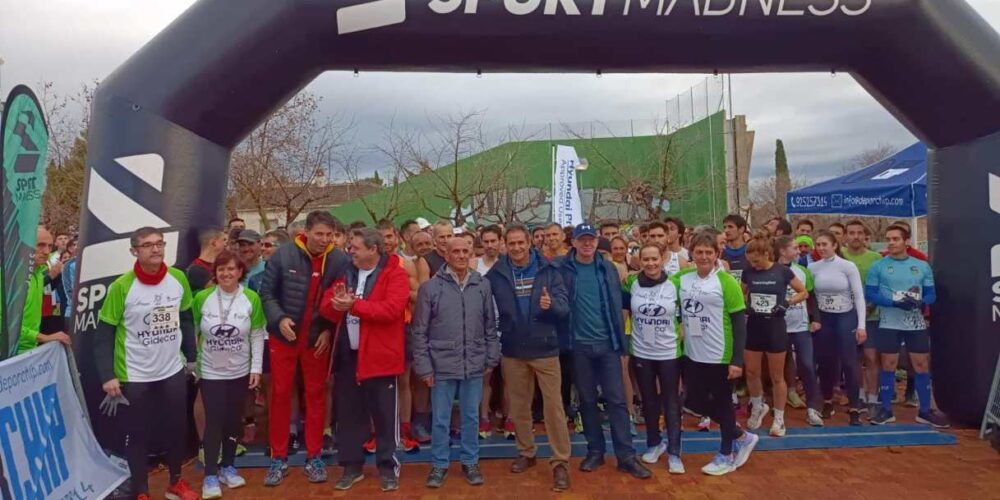 Foto de familia en la salida de la Carrera del Roscón de Cobisa.