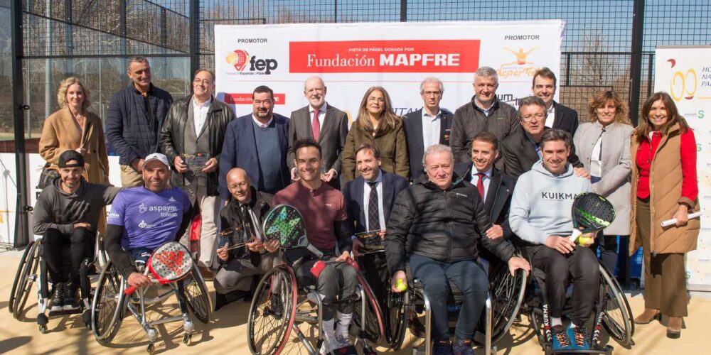 Foto de familia en la inauguración de la pista de pádel en el Hospital Nacional de Parapléjicos.