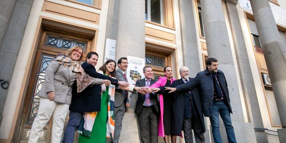 Foto de familia en el acto de entrega del Edificio Postas.