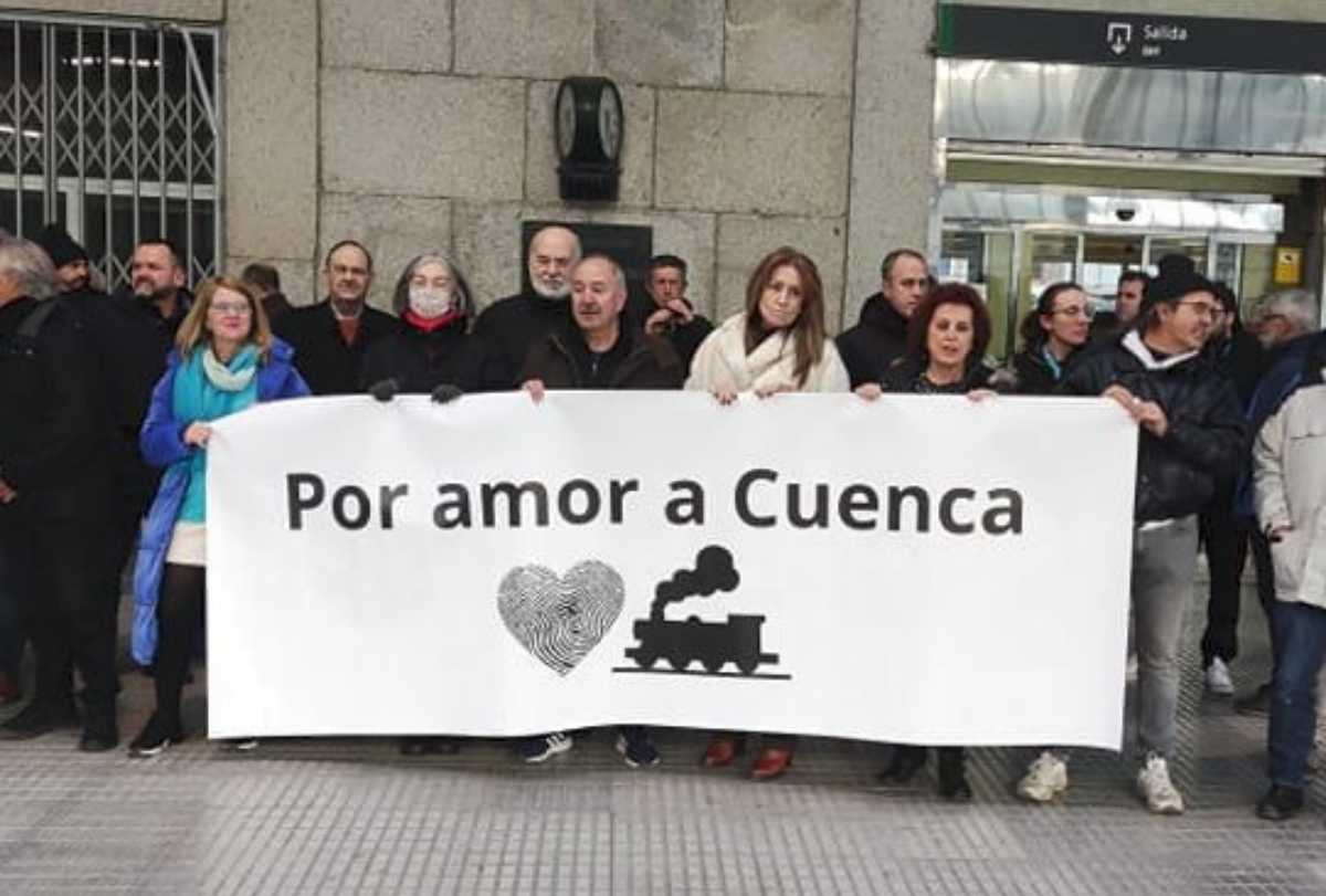 Sujetando la pancarta en el centro de la imagen, la portavoz de Ciudadanos en el Ayuntamiento de Cuenca, Cristina Fuentes.