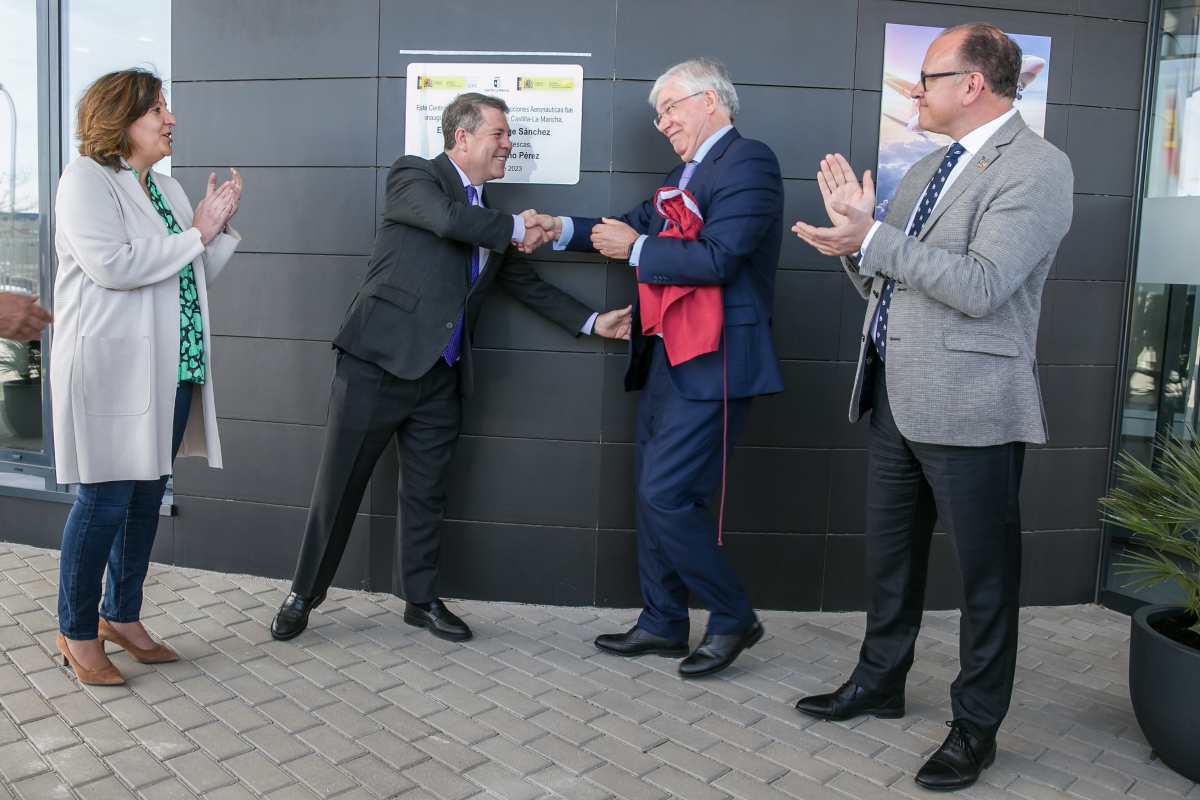 Saludo entre Emiliano García-Page y José Manuel Tofiño en la inauguración de Centro de Formación de Construcciones Aeronáuticas en Illescas.