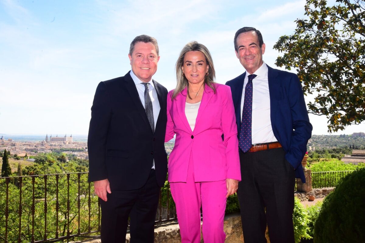 Page, Tolón y Bono, durante la presentación de la candidatura de la alcaldesa de Toledo para ser reelegida por tercera vez. Foto: Rebeca Arango.