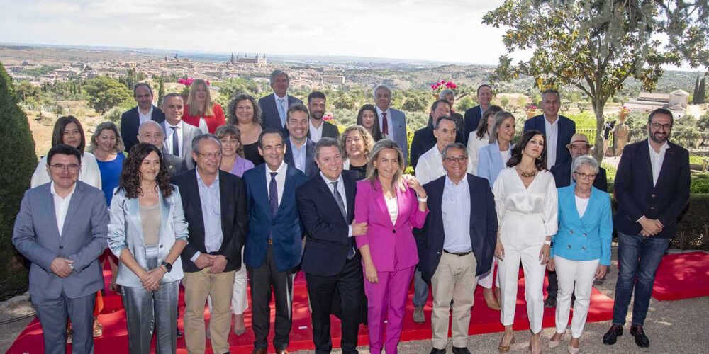 Tolón, Page y Bono, con los miembros de la candidatura de la alcaldesa de Toledo.