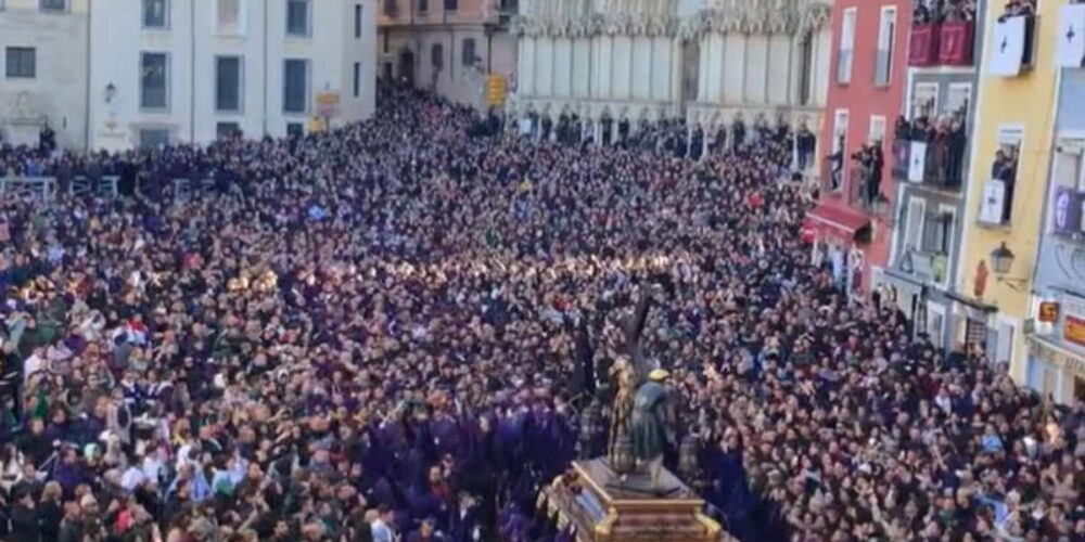 Nuestro Padre Jesús Nazareno abriéndose paso entre las miles de personas que había en la Plaza Mayor.