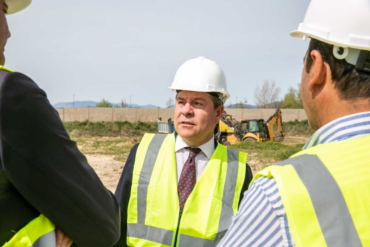 El presidente de Castilla-La Mancha, Emiliano García-Page, en el inicio de las obras de la nueva residencia de mayores de Talavera.