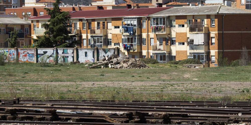 Obras de demolición del muro de las vías del tren en Cuenca. EFE/ José del Olmo.