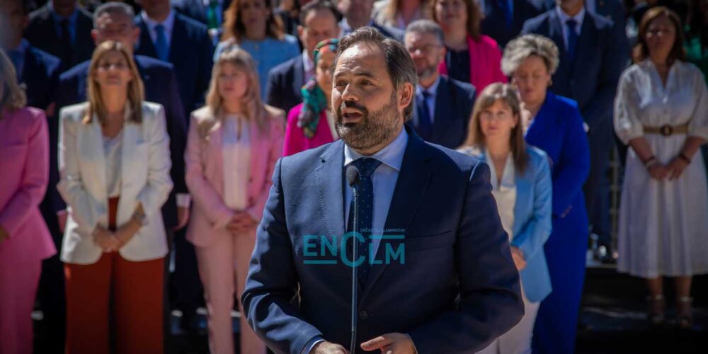 El presidente del PP de CLM y candidato a la Presidencia de la Junta, Paco Núñez, delante de los integrantes de las listas de los "populares" para las autonómicas del 28 de mayo.