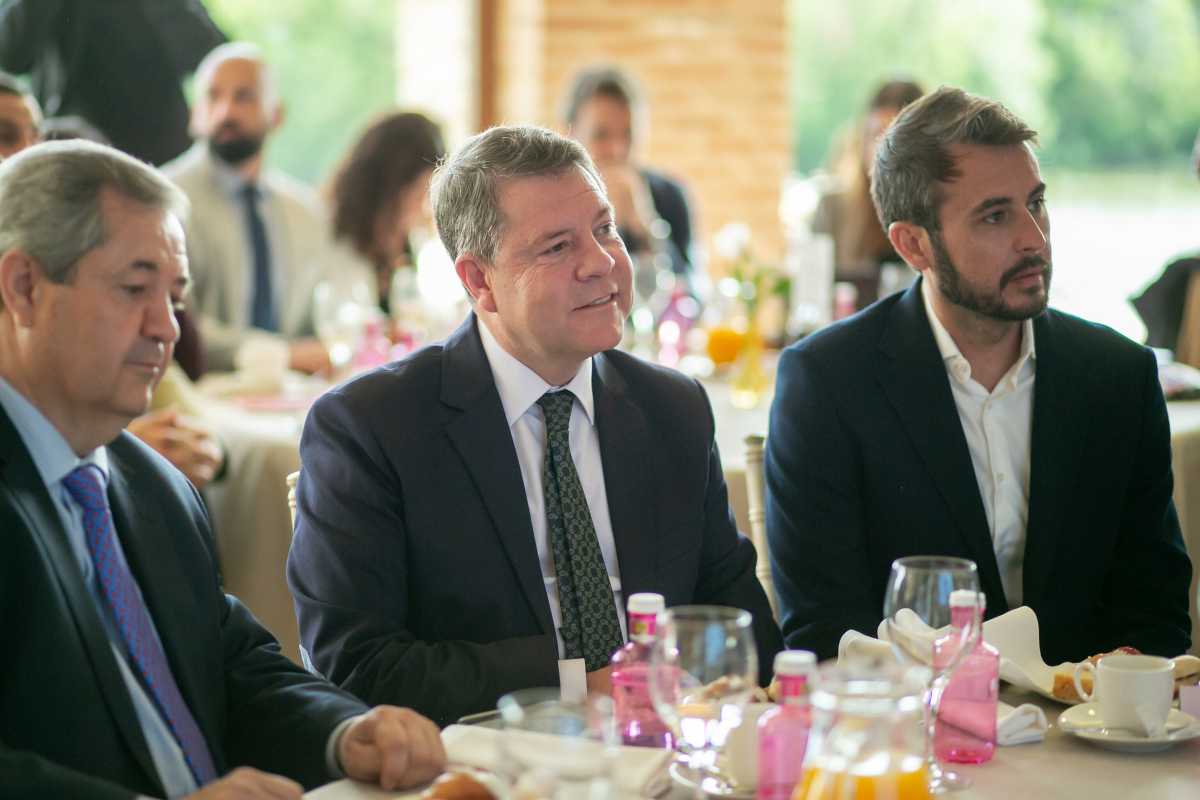 Emiliano García-Page, junto a Humberto Carrasco, presidente de Solimat, y Pedro Barbé, director general de Seguros Soliss.