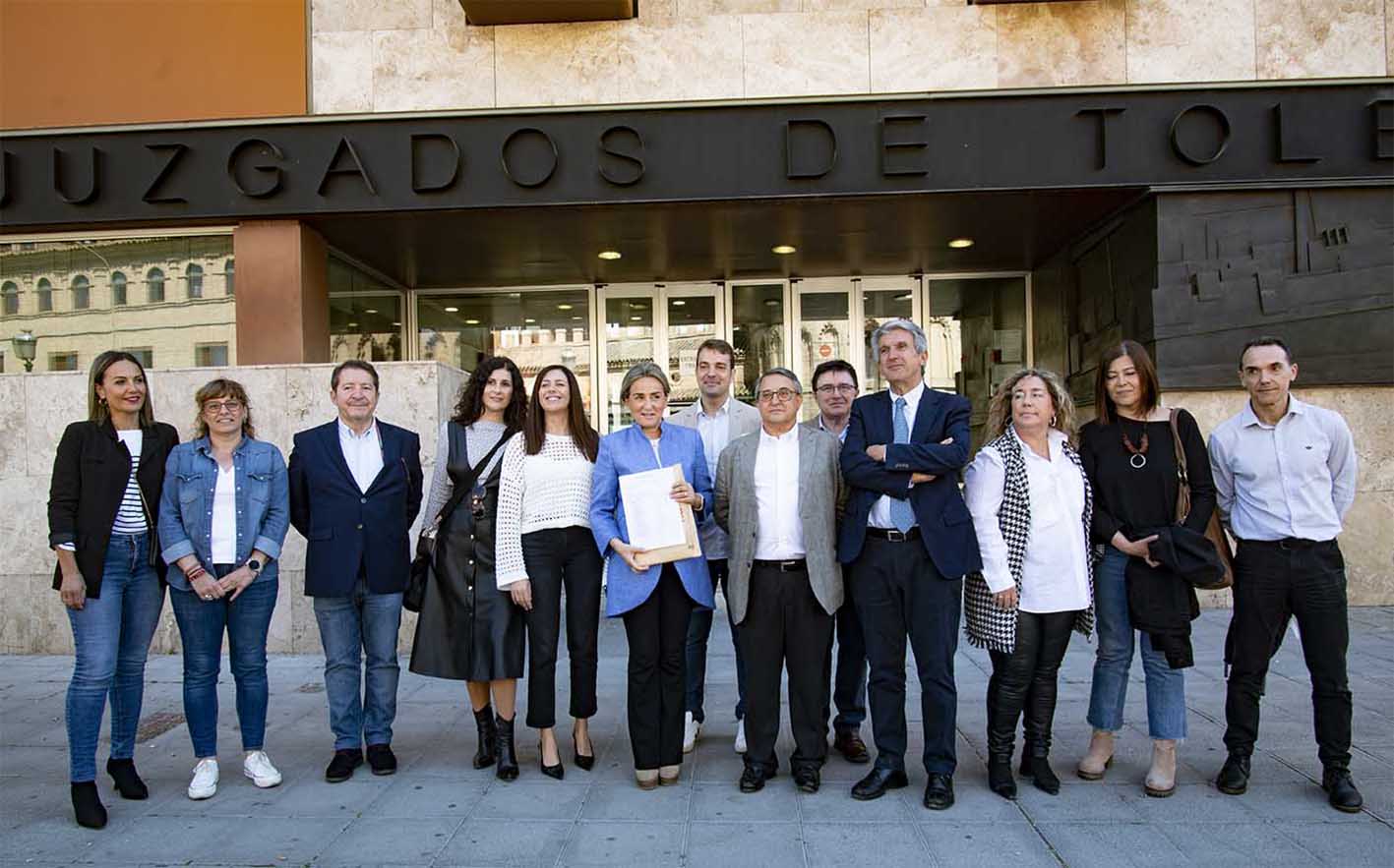 Milagros Tolón, con parte de su candidatura, justo antes de presentar la documentación pertinente en la Junta Electoral de Zona. Foto: Rebeca Arango.