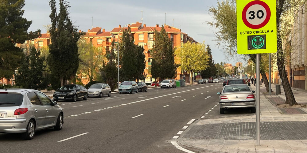 Uno de los radares pedagógico colocados en el barrio del Polígono. No sancionan, sólo informan.